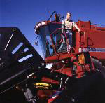 Operator Presence System
</TD></TR>

<TR><TD>
<B><I>Additional Lower Shielding</I></B>
<P>A major design emphasis was placed on protective shielding on the 2100 Series. The result according to test operators: the shielding works and the combine is still easy to service.
</TD><TD>
<IMG SRC=